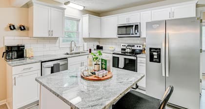 Private Hot Tub & Cold Plunge: Fayetteville Gem!