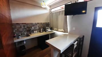 Frigobar, microondas, utensilios de cocina y artículos de limpieza