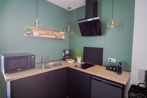 Frigorífico, microondas, placa de cocina y lavavajillas