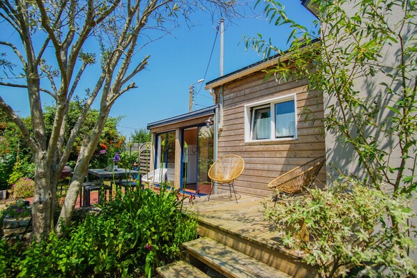 Outdoor dining - -LA MAISON DU PÊCHEUR- PROCHE DES PLAGES, JARDIN (Concarneau)
