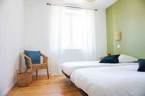 2 bedrooms, travel crib, free WiFi