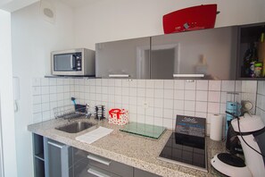 Køleskab, mikrobølgeovn, kogeplade, kaffe-/temaskine