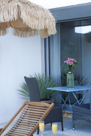 Outdoor dining - -SUNSET- FRONT DE MER AVEC TERRASSE ET PARKING (Concarneau)