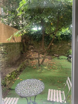 Outdoor dining - Edinburgh City Escape - Large 1 Bedroom Apartment (Edinburgh)