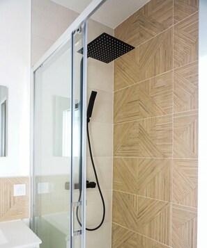 Douche, sèche-cheveux