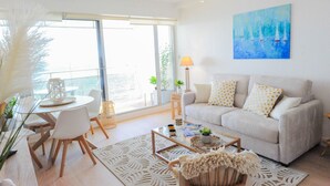 Una sala moderna con sofá, mesa de centro y comedor.