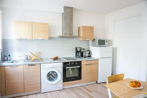Réfrigérateur, micro-ondes, plaque de cuisson, cafetière/bouilloire