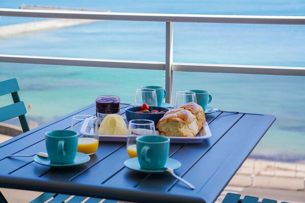 Outdoor dining - -Mave Maï- Magnifique T3 surplombant la mer (Concarneau)