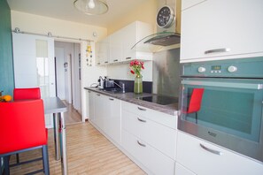 Geladeira, micro-ondas, fogão, cooktop