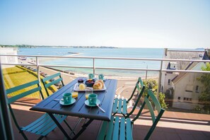 Outdoor dining - -Mave Maï- Magnifique T3 surplombant la mer (Concarneau)