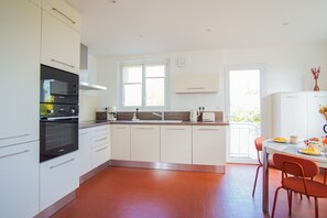 Fridge, microwave, oven, stovetop - -ERNEST-Maison avec jardin à 200m des plages (Concarneau)