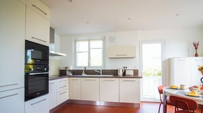 Een koelkast, een microgolfoven, een oven, een kookplaat