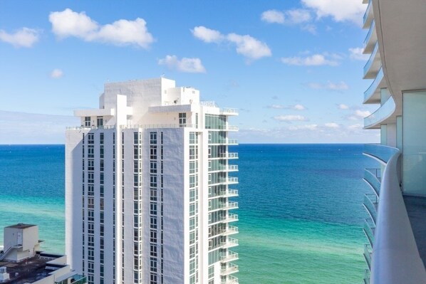 Exterior - Resort Condo stunning white sand beaches by RedAwning (Hollywood Beach)