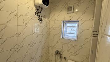 Regadera, toallas, jabón, papel de baño