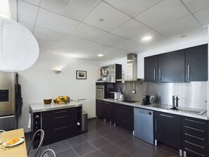 Kühlschrank, Mikrowelle, Ofen, Geschirrspüler