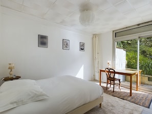 2 bedrooms, iron/ironing board, free WiFi
