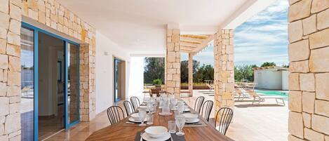 屋外ダイニングエリア