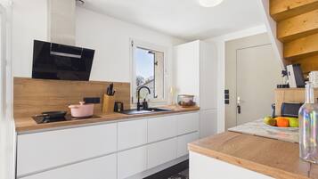 Fridge, oven, dishwasher, coffee/tea maker