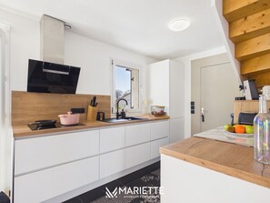 Fridge, oven, dishwasher, coffee/tea maker