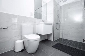 Shower, towels, soap, toilet paper - Cozy Oasis: Private studio in the Heart of Accra! (Accra)