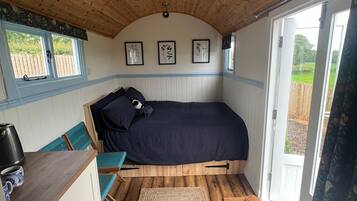 1 bedroom, bed sheets