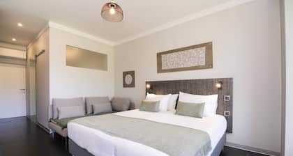 Studio superior w/ kitchenett and balcony