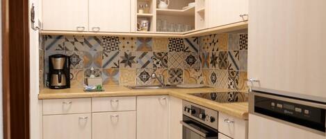 Fridge, dishwasher, coffee/tea maker, highchair