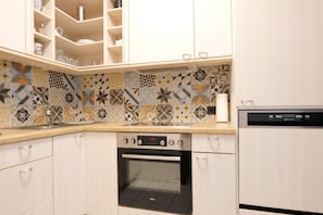 Refrigerador, lavavajillas, cafetera/tetera, silla alta para bebés