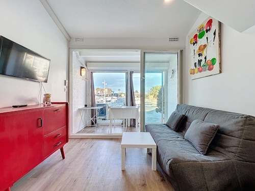 Studio with pool near the harbor