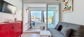 Studio with pool near the harbor