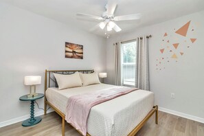 3 bedrooms, WiFi, bed sheets - Bright & Colorful Oasis 10 Min from Rainbow Springs - Dogs Stay Free! (Dunnellon)