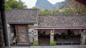 Un bâtiment traditionnel avec un toit en tuiles et une entrée décorative.
