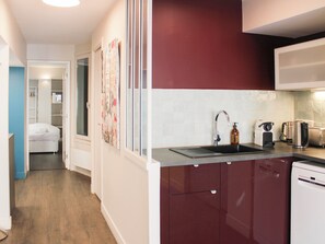 Køleskab, mikrobølgeovn, opvaskemaskine, kaffe-/temaskine