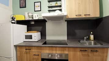 Een koelkast, een microgolfoven, een oven