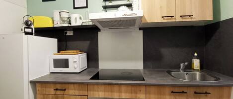 Fridge, microwave, oven, coffee/tea maker