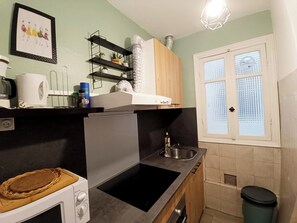 Fridge, microwave, oven, coffee/tea maker - Charming T2 apartment in Nice city center (Nice)