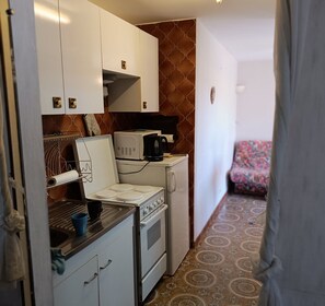 Een koelkast, een microgolfoven, een oven