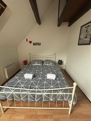 3 bedrooms, iron/ironing board, WiFi, bed sheets