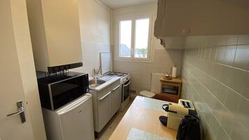Coffee/tea maker, fridge, microwave, oven