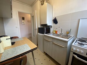 Réfrigérateur, four à micro-ondes, un four, surface de cuisson