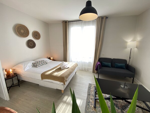 1 habitación, escritorio, tabla de planchar con plancha y wifi