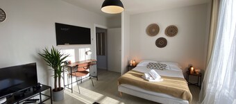 Large, quiet studio with balcony & free parking