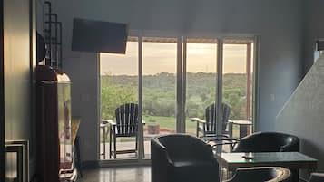 Stevie Ray @ Hacienda Amor | Area keluarga | Layanan streaming