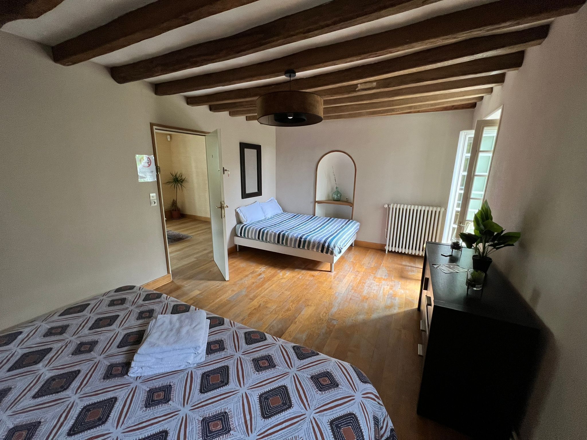 6 habitaciones, escritorio y tabla de planchar con plancha 