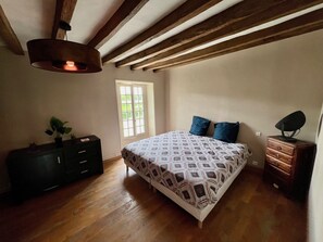 6 slaapkamers, een bureau, een strijkplank/strijkijzer, reisbedje