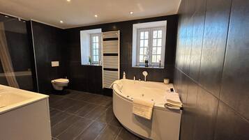 Dusche, Whirlpool, Haartrockner, Handtücher