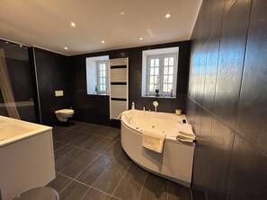 Dusche, Whirlpool, Haartrockner, Handtücher