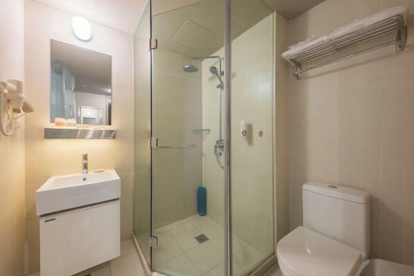 A bathroom with a glass-enclosed shower, a white sink, and a toilet. - Jinjiang Inn Select (Wenzhou High-speed Railway Station Xinqiao) (Wenzhou)