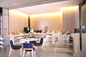 A modern hotel lobby with a reception desk, seating area, and a coffee station. - Jinjiang Inn Select (Wenzhou High-speed Railway Station Xinqiao) (Wenzhou)