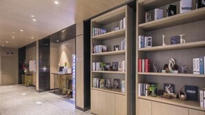 Et moderne bibliotek med reoler, en receptionsdisk og en ren, blank gulv.